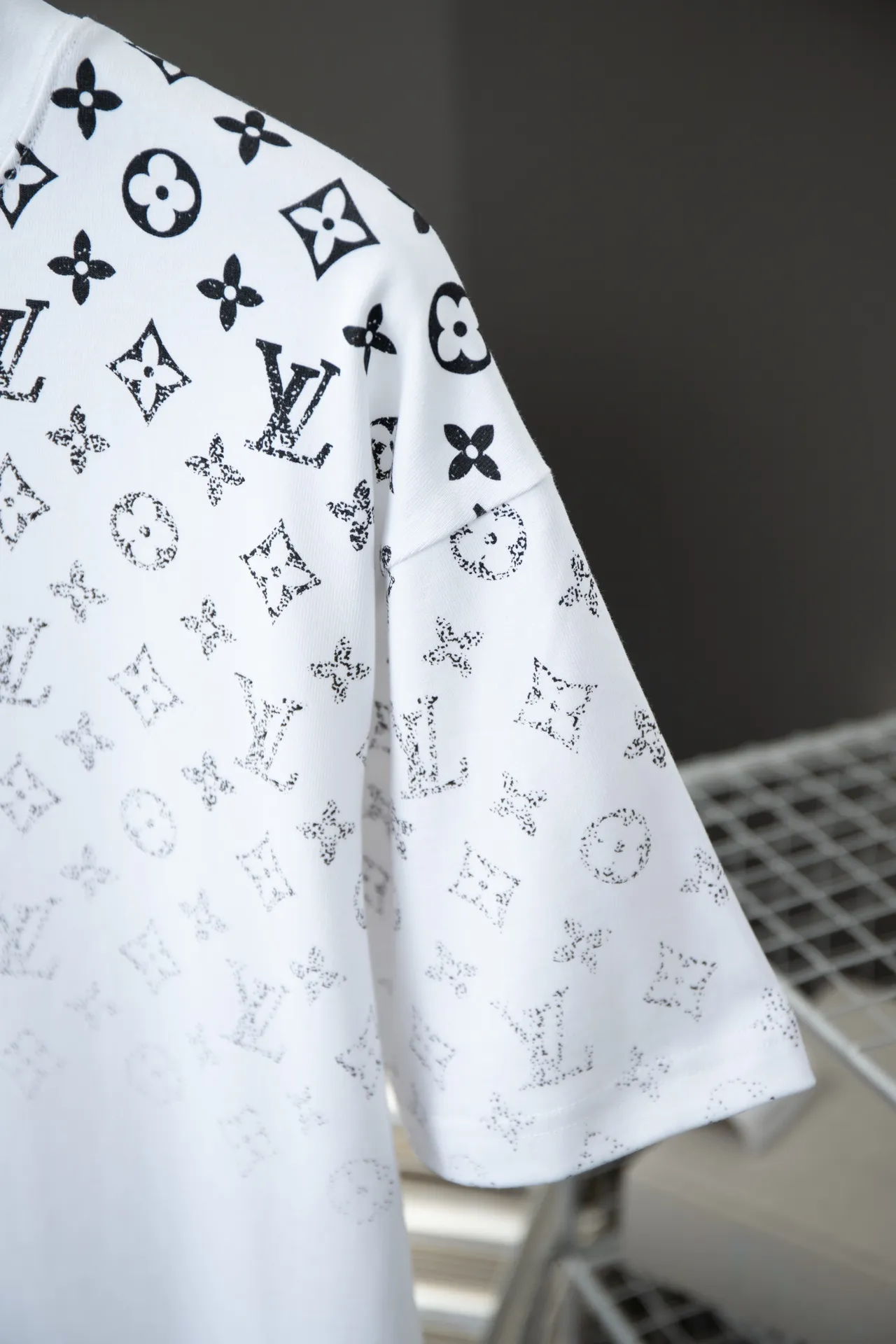 🅿️180 High-quality Lv 2025 early spring new model, MONOGRAM presbyopic gradient short-sleeved T-shirt, using digital printing technology to render pixel light and shadow for the Monogram gradient pattern, and its silk-screen texture and knitting effect complement each other. Synchronized with the official website, pure cotton fabrics at the counter! Comfortable against the skin, durable and easy to wear, meticulous original craftsmanship, custom-made 260g vat-dyed fabric, very comfortable to the touch, latest brick cabinet synchronization, OS off-shoulder version, fashionable and individual, super versatile and good-looking, very suitable for both men and women, must-have style, hang tag, collar label, washed wheat, complete with three labels S M L XL